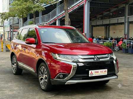 Outlander 2.4L PREMIUM 4WD  màu  Đỏ  sản xuất  2018 odo 57.000km xe cực hiếm
